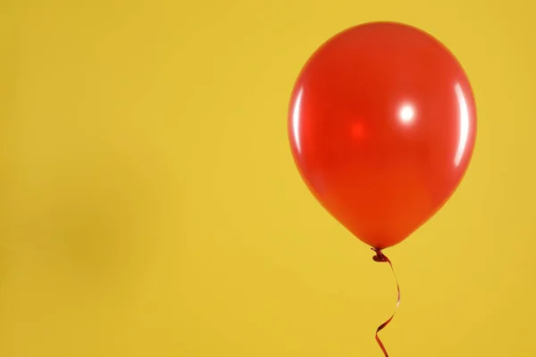 Ballon lumineux sur fond de couleur, espace pour le texte. Temps de célébration — Photo