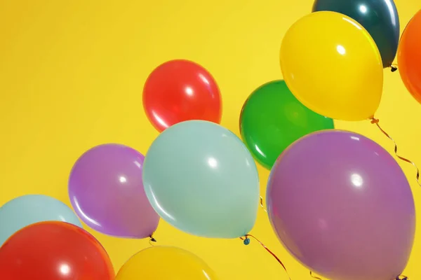 Ballons lumineux sur fond de couleur. Temps de célébration — Photo