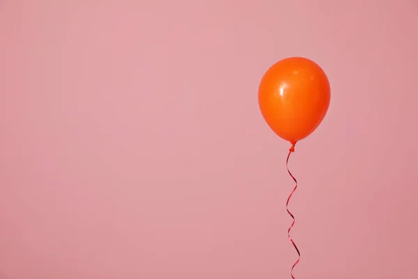 Balão brilhante sobre fundo de cor, espaço para texto. Tempo de celebração — Fotografia de Stock