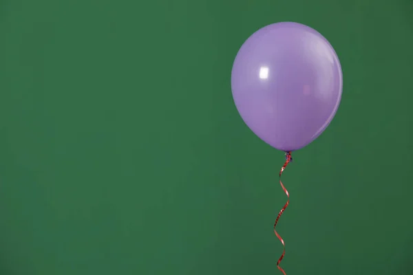 Globo brillante sobre fondo de color, espacio para texto. Tiempo de celebración — Foto de Stock