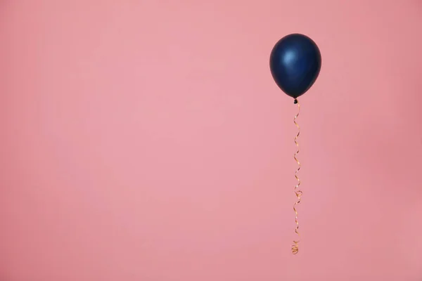 Balão brilhante sobre fundo de cor, espaço para texto. Tempo de celebração — Fotografia de Stock