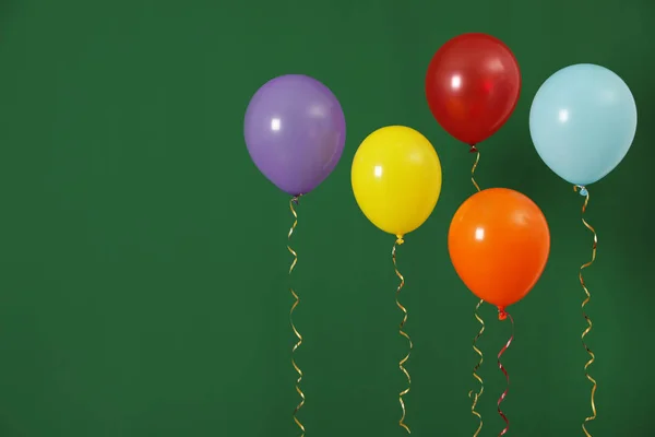 Palloncini luminosi su sfondo a colori, spazio per il testo. Tempo di celebrazione — Foto Stock