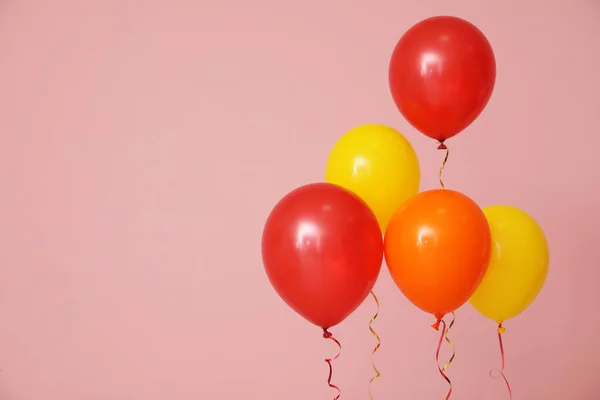 Ballons lumineux sur fond de couleur, espace pour le texte. Temps de célébration — Photo