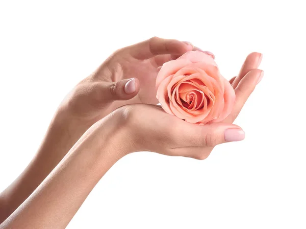 Mujer sosteniendo rosa sobre fondo blanco, primer plano. Tratamiento de spa — Foto de Stock