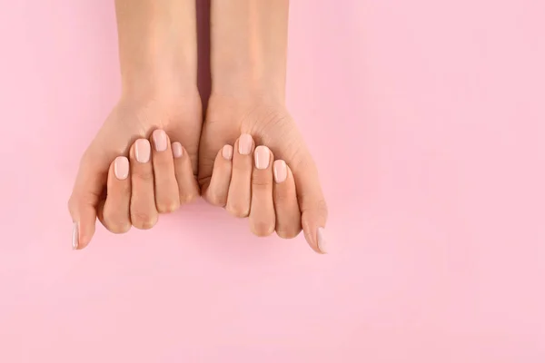 Vista de close-up da mulher com belas mãos no fundo de cor, espaço para texto. Tratamento de Spa — Fotografia de Stock