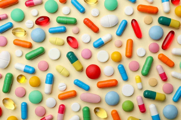 Много различных таблеток на цветном фоне, плоский лежал — стоковое фото