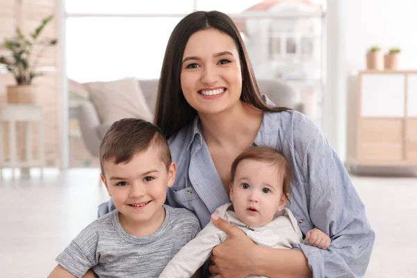 Glückliche Mutter mit ihren süßen Kindern zu Hause. Familienzeit — Stockfoto