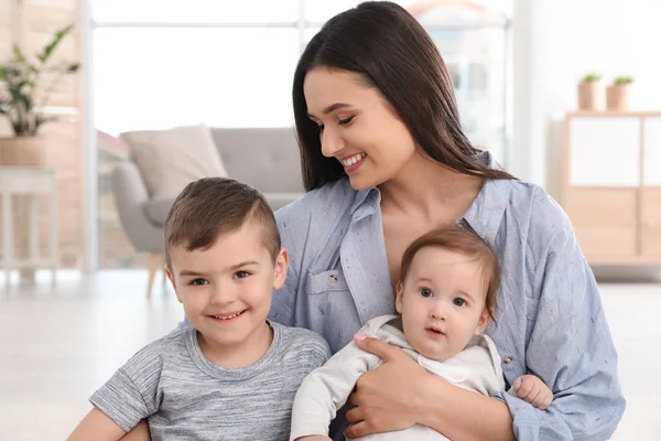 Lycklig mamma med sina söta barn hemma. Familjens tid — Stockfoto