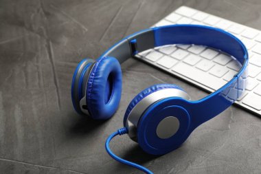 Masadaki modern kulaklıklar ve bilgisayar klavyesi