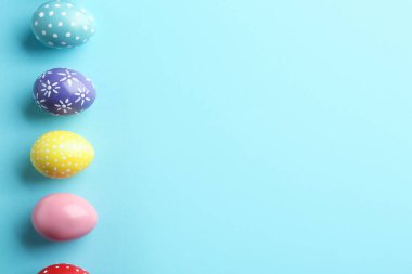 Düz renkli arka plan, metin için yer yumurta boyalı Paskalya bileşimi lay