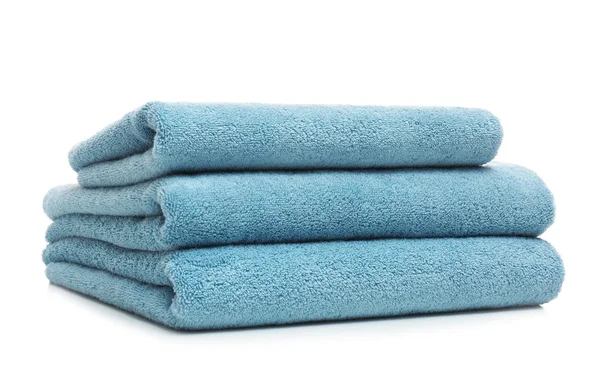 Pilha de toalhas dobradas limpas no fundo branco — Fotografia de Stock