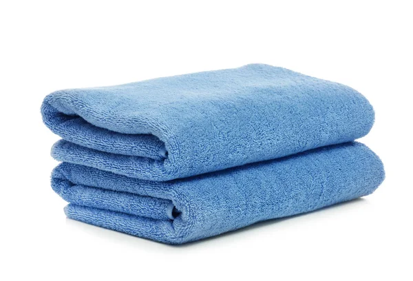 Saubere Farbe gefaltete Handtücher auf weißem Hintergrund — Stockfoto