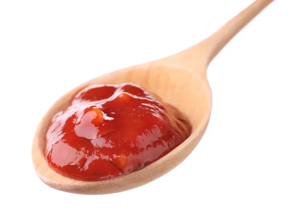 Holzlöffel mit roter Sauce auf weißem Hintergrund — Stockfoto