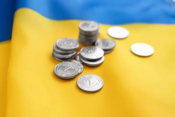Ukrajinské peníze na národní vlajce, pohled na zaostřená — Stock fotografie