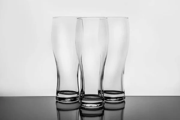 Verres à bière vides sur fond blanc — Photo