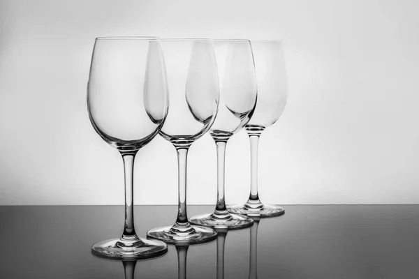 Fila de copos de vinho vazios no fundo branco — Fotografia de Stock