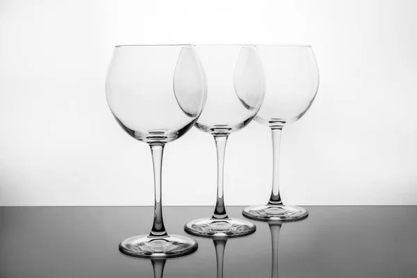 Rangée de verres à vin vides sur fond blanc — Photo