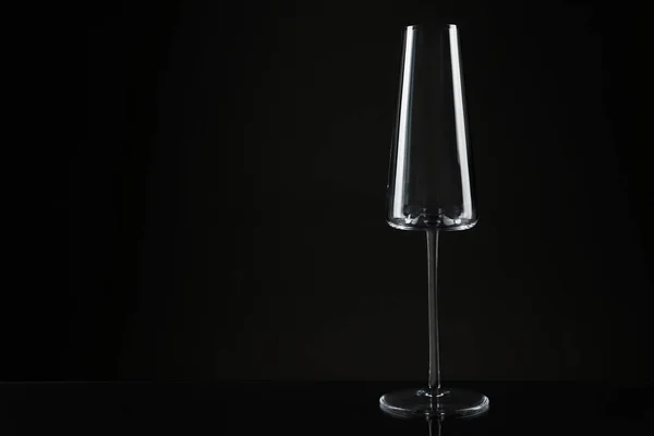 Verre vide pour champagne sur table sur fond sombre. Espace pour le texte — Photo