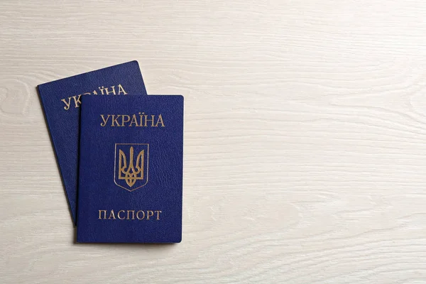 Украинские внутренние паспорта на деревянном фоне, вид сверху. Пространство для текста — стоковое фото