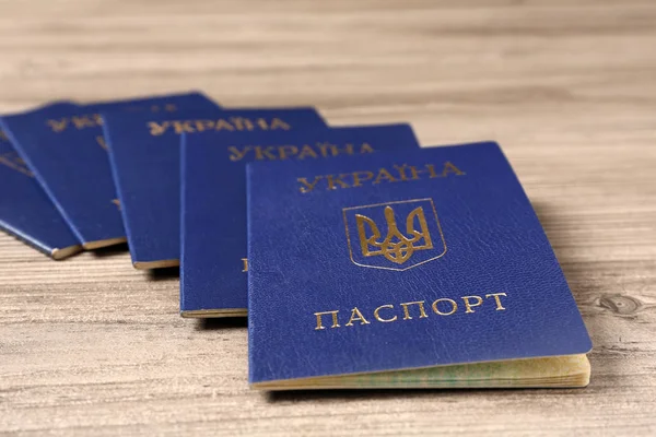 Многие украинские внутренние паспорта на деревянном фоне, крупным планом — стоковое фото