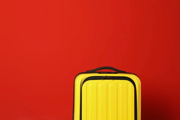 Стильный чемодан на цветном фоне, место для текста — стоковое фото