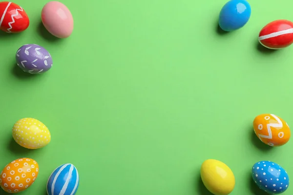 Composition plane des œufs de Pâques peints sur fond de couleur, espace pour le texte — Photo