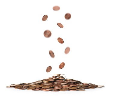 Birçok beyaz arka plan üzerinde kazık içine düşen sikke. Finansal kavram