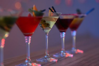 Barda masada farklı martini kokteylleri, closeup