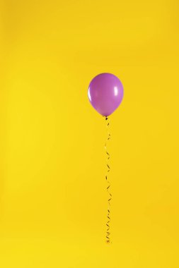 Renkli arka planda parlak balon. Kutlama zamanı