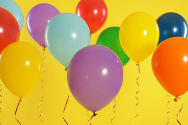 Renkli arka planda parlak balonlar. Kutlama zamanı