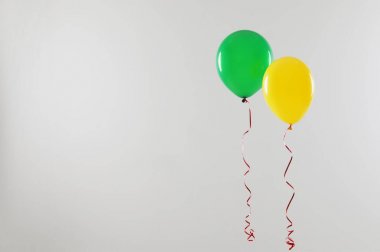Işık arka planda farklı parlak balonlar, metin için alan. Kutlama zamanı