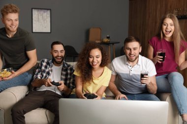 Evde video oyunları oynarken duygusal arkadaşlar
