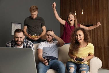 Evde video oyunları oynarken duygusal arkadaşlar