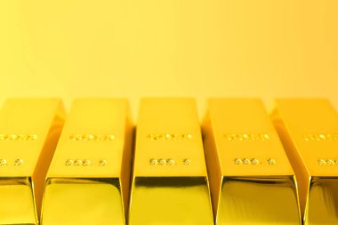 Renkli arka plan üzerinde değerli parlak altın çubuklar, metin için alan