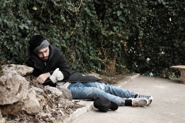 Şehirde sokakta yatan zavallı evsiz adam