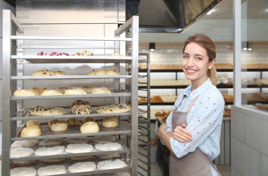 Atölyede hamur işleri ile rafta Baker