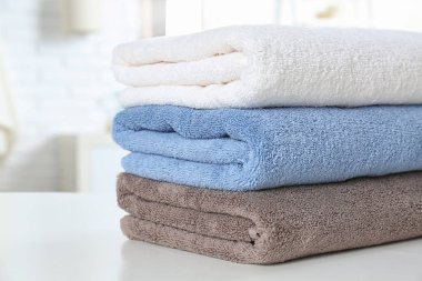 Banyoda masada taze havlu yığını, closeup