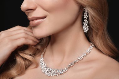 Koyu arka plan, closeup üzerinde şık mücevher olan güzel kadın