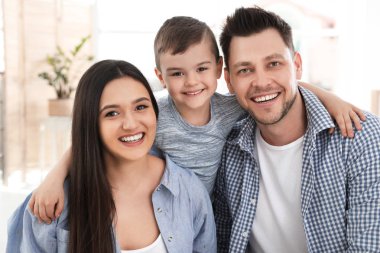 Mutlu çift ve oğulları evde. Aile zamanı