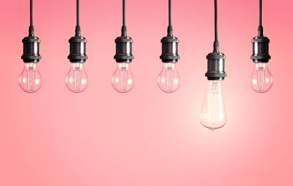 色の背景に多くのぶら下がりランプ電球。アイデアとソリューションのシンボル — ストック写真