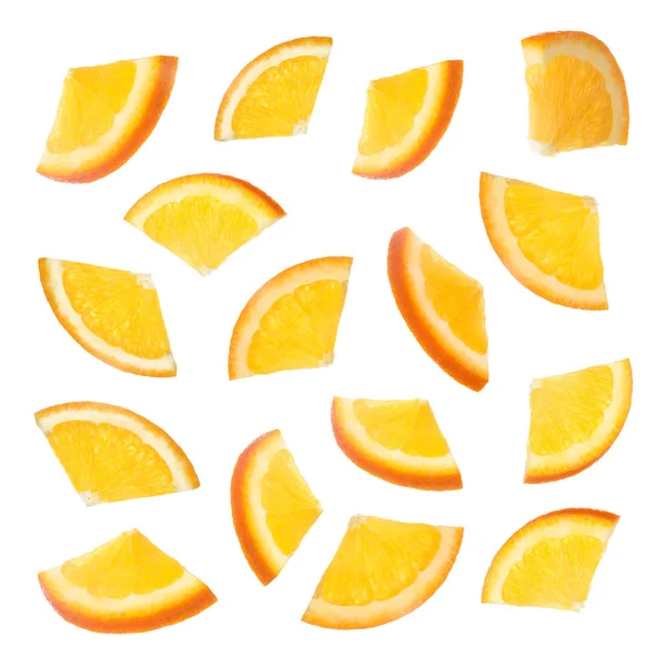 Набір зрізаних стиглих соковитих апельсинів на білому тлі — стокове фото