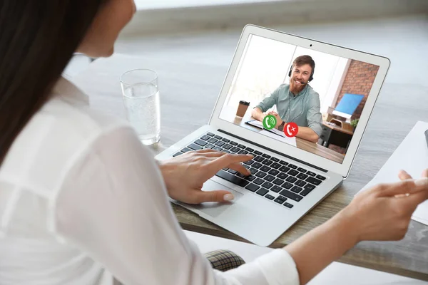 Femme ayant un chat vidéo avec un collègue à table au bureau, gros plan — Photo