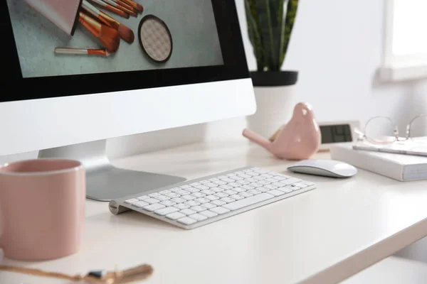 Bekväm arbetsplats med dator på skrivbord i hemmakontor, närbild — Stockfoto