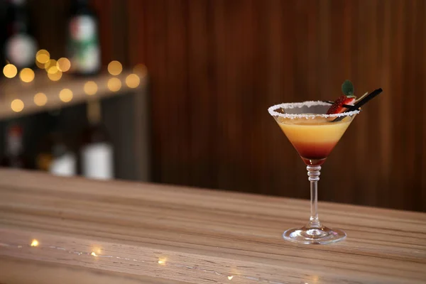 Pyszne koktajl truskawkowy Martini na stole w barze, miejsce na tekst — Zdjęcie stockowe
