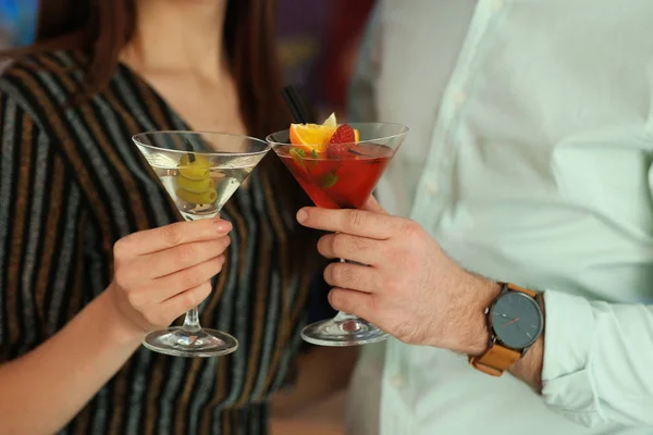 Młoda para ze smacznymi koktajlami martini, zbliżenie — Zdjęcie stockowe
