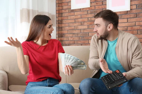 Pareja joven infeliz con dinero en casa. Problemas financieros — Foto de Stock