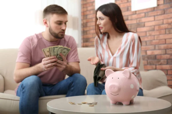 Boldogtalan fiatal pár pénzzel otthon. Pénzügyi * problémák * — Stock Fotó