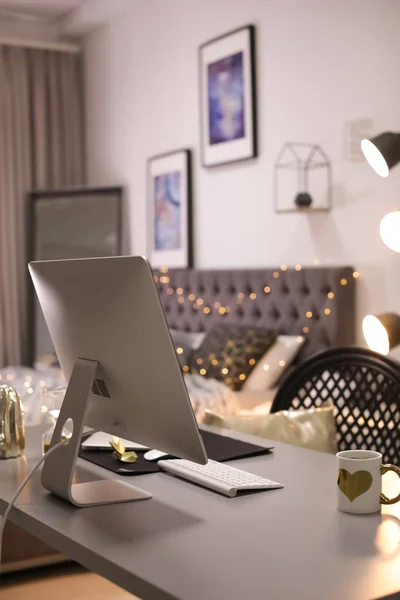 Elegante interior del lugar de trabajo con computadora moderna en el escritorio — Foto de Stock