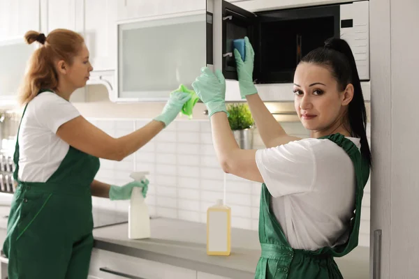 Equipe de zeladores profissionais limpeza de cozinha dentro de casa — Fotografia de Stock