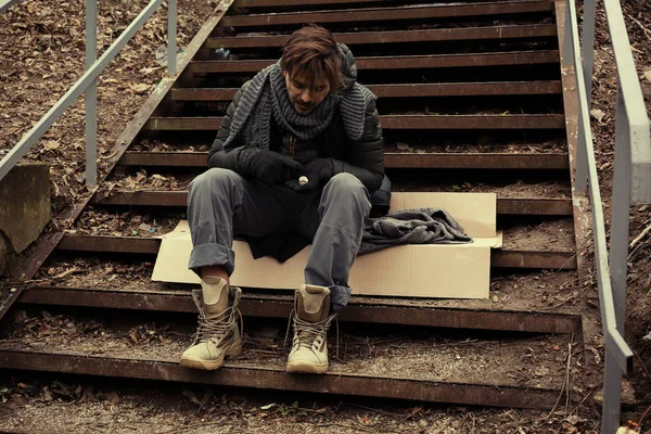 Povero ragazzo seduto sulle scale all'aperto — Foto Stock